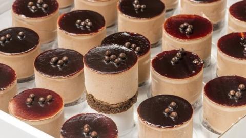 Bavarois dessert pure chocolade mousse met chocolade biscuitbodem