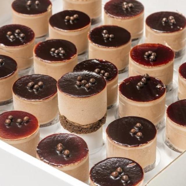 Bavarois dessert pure chocolade mousse met chocolade biscuitbodem