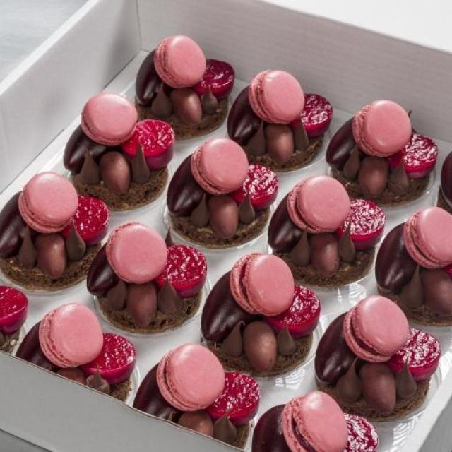 Dessert Rouge: Pannacotta veenbes-kers, macaron framboos, canelle chocolade, ganache framboos en een browniebodem met melkchocol