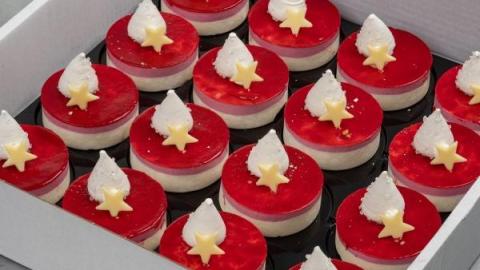 Dessert van witte chocolade met rood fruit van cassis en framboos afgewerkt met hard schuim en een chocolade sterretje