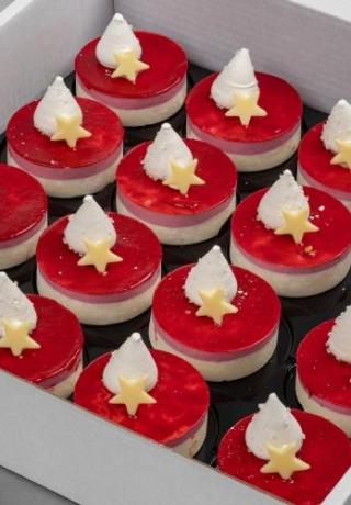 Dessert van witte chocolade met rood fruit van cassis en framboos afgewerkt met hard schuim en een chocolade sterretje