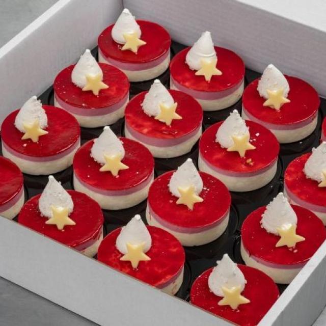 Dessert van witte chocolade met rood fruit van cassis en framboos afgewerkt met hard schuim en een chocolade sterretje