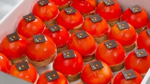 Sinaasappel bavarois bol met een sloffendeegbodem met chocoladedecoratie
