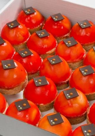 Sinaasappel bavarois bol met een sloffendeegbodem met chocoladedecoratie