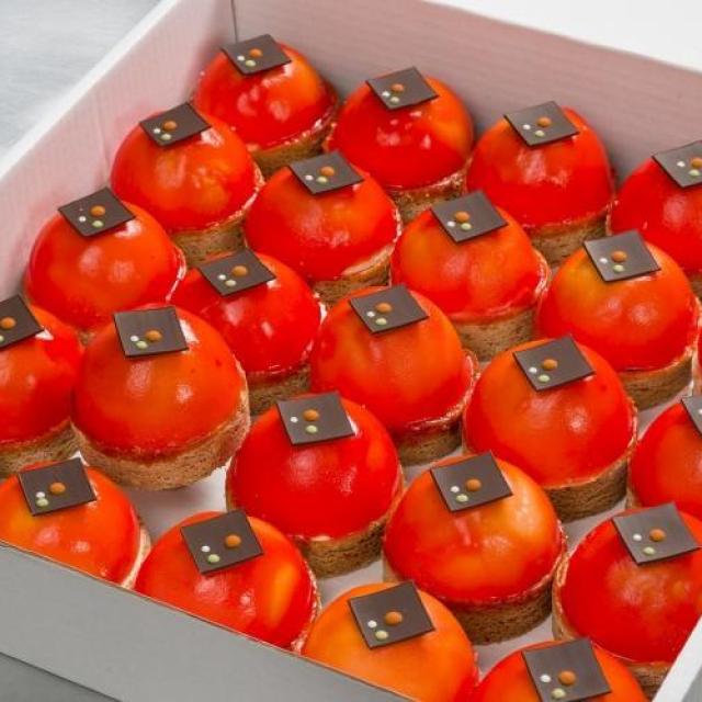 Sinaasappel bavarois bol met een sloffendeegbodem met chocoladedecoratie