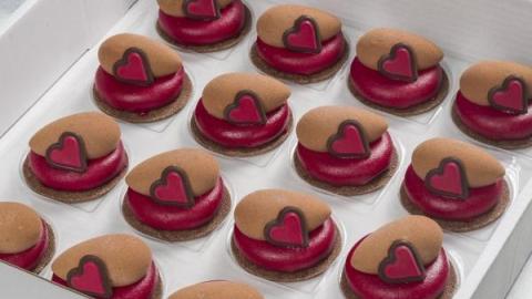 Verleiding met hartje: Frambozentaartje met een canelle van melkchocolade en een sloffendeeg-biscuit bodem