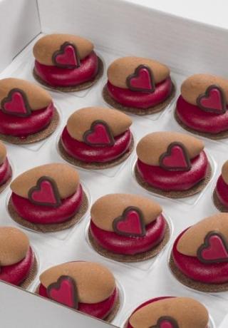 Verleiding met hartje: Frambozentaartje met een canelle van melkchocolade en een sloffendeeg-biscuit bodem