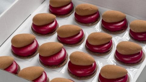 Verleiding: Frambozentaartje met een canelle van melkchocolade en een sloffendeeg-biscuit bodem