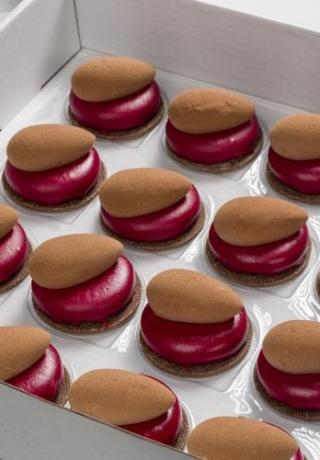 Verleiding: Frambozentaartje met een canelle van melkchocolade en een sloffendeeg-biscuit bodem
