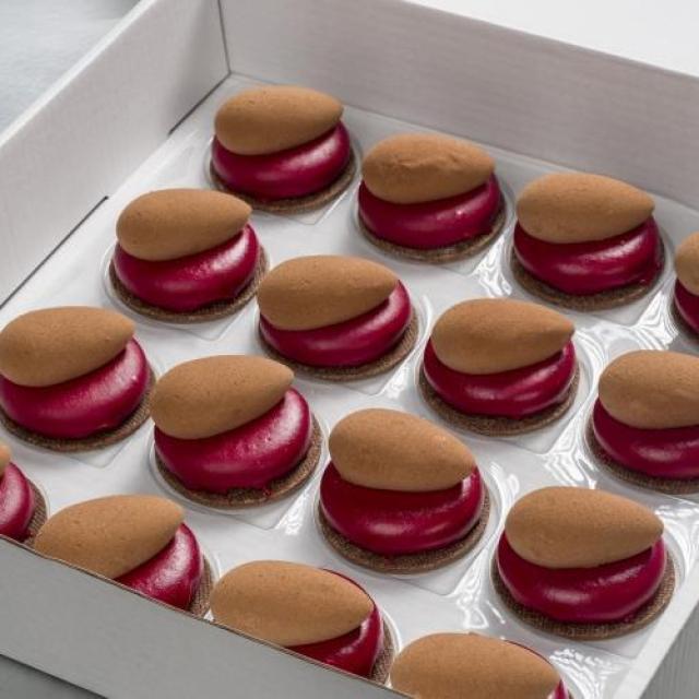 Verleiding: Frambozentaartje met een canelle van melkchocolade en een sloffendeeg-biscuit bodem