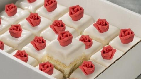 Petit four van cassata met fondant en een roosje van marsepein