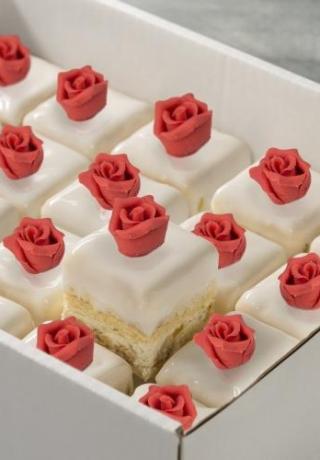 Petit four van cassata met fondant en een roosje van marsepein