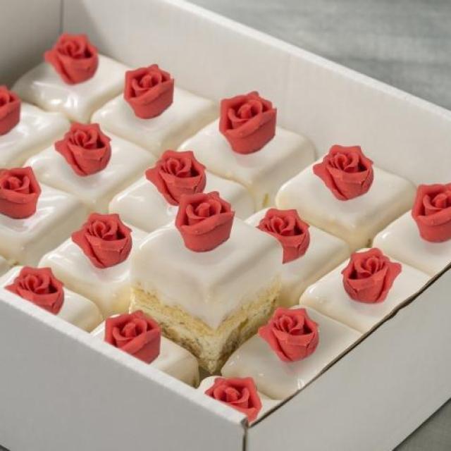 Petit four van cassata met fondant en een roosje van marsepein