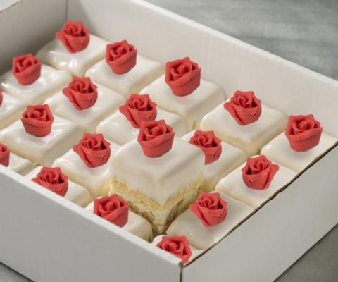 Petit four van cassata met fondant en een roosje van marsepein