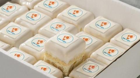 Petit four van cassata met fondant en logo