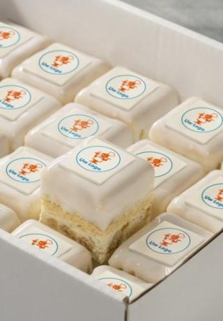 Petit four van cassata met fondant en logo