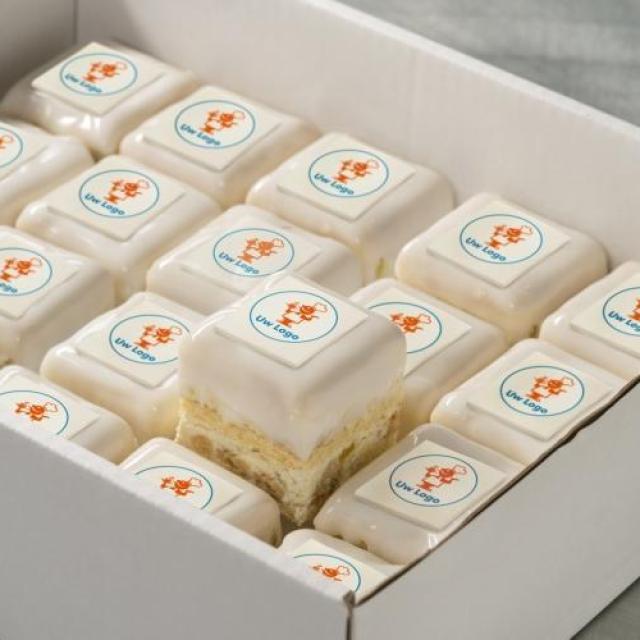 Petit four van cassata met fondant en logo