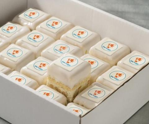 Petit four van cassata met fondant en logo