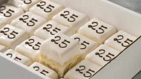 Petit four van cassata met fondant en tekst naar keuze