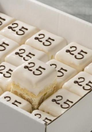 Petit four van cassata met fondant en tekst naar keuze