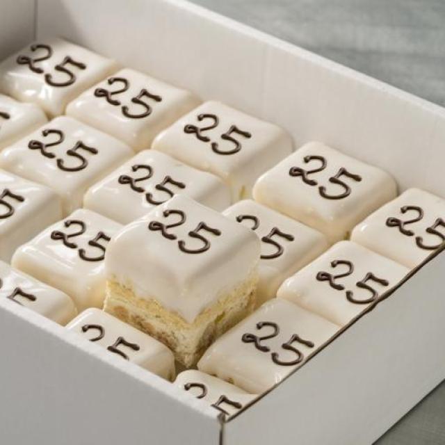 Petit four van cassata met fondant en tekst naar keuze