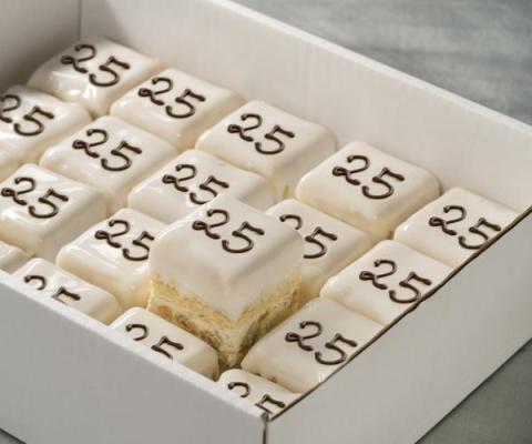 Petit four van cassata met fondant en tekst naar keuze