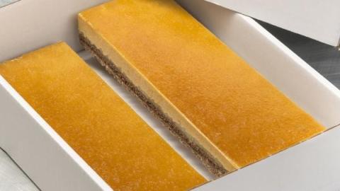 Longeur appel-caramel met een bodem van melkchocoladecrunch