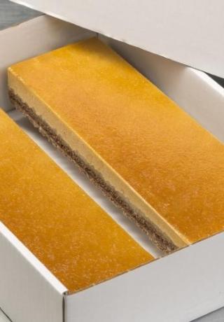 Longeur appel-caramel met een bodem van melkchocoladecrunch