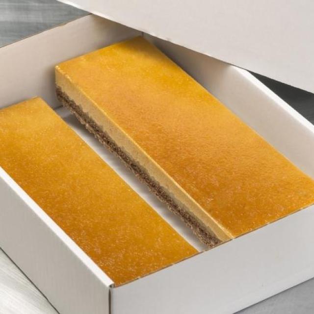 Longeur appel-caramel met een bodem van melkchocoladecrunch