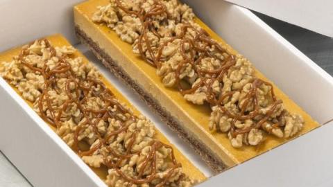 Longeur appel-caramel met een bodem van melkchocoladecrunch en een decoratie van walnoot met carameltopping