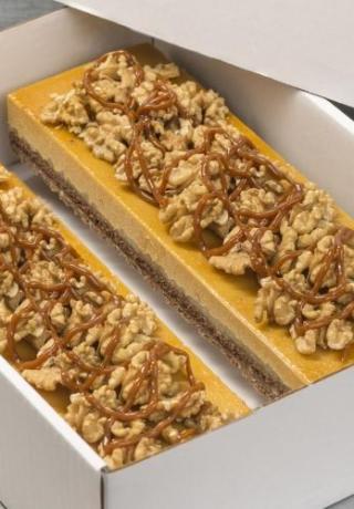 Longeur appel-caramel met een bodem van melkchocoladecrunch en een decoratie van walnoot met carameltopping