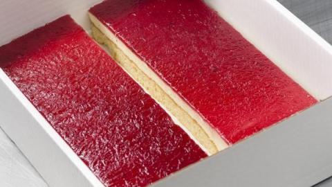 Longeur witte chocolade en framboos, met een amandel biscuit-bodem
