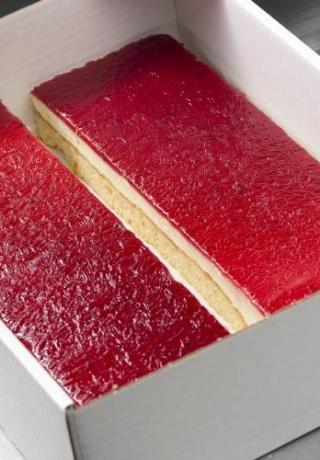 Longeur witte chocolade en framboos, met een amandel biscuit-bodem