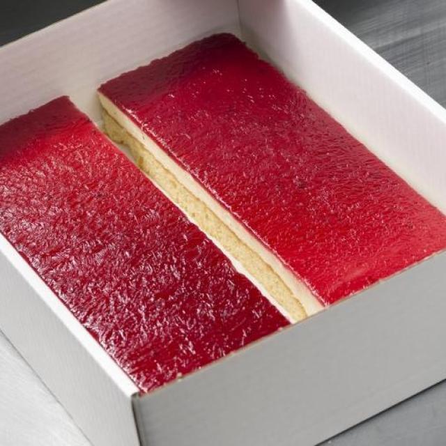 Longeur witte chocolade en framboos, met een amandel biscuit-bodem