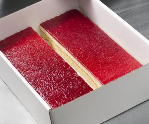 Longeur witte chocolade en framboos, met een amandel biscuit-bodem