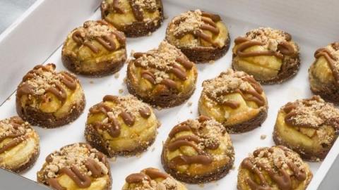 Appelgebakje met caramel-zeezout met een sloffendeegbodem van chocolade
