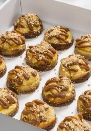 Appelgebakje met caramel-zeezout met een sloffendeegbodem van chocolade