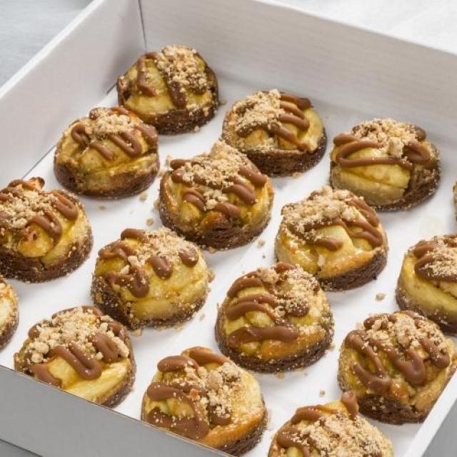 Appelgebakje met caramel-zeezout met een sloffendeegbodem van chocolade