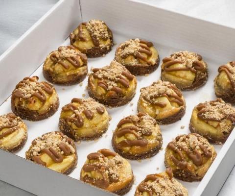 Appelgebakje met caramel-zeezout met een sloffendeegbodem van chocolade