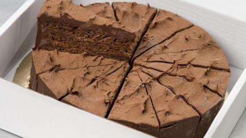 Brownietaart met triple ganache, afgewerkt met cacao