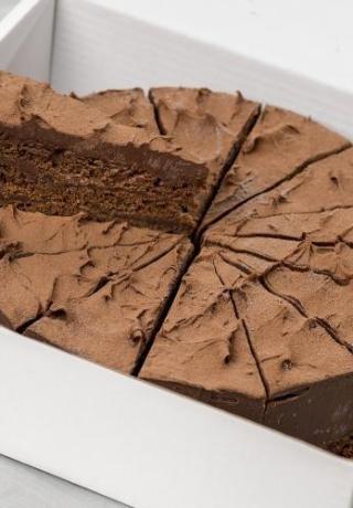 Brownietaart met triple ganache, afgewerkt met cacao