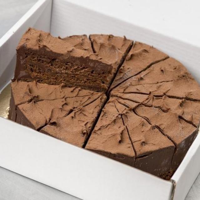 Brownietaart met triple ganache, afgewerkt met cacao