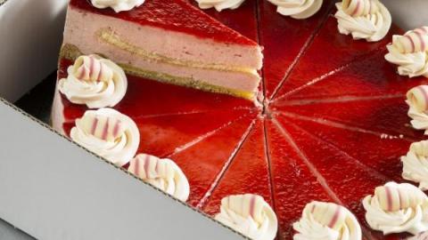 Taartpunten aardbei, een gebakken bodem van sloffendeeg, spijs en gele room