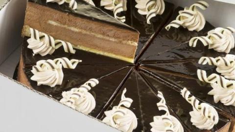 Taartpunten chocolade, een gebakken bodem van sloffendeeg, spijs en gele room