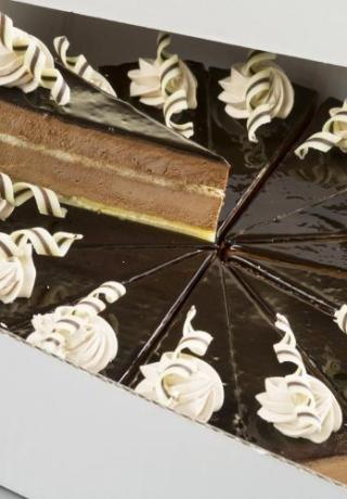 Taartpunten chocolade, een gebakken bodem van sloffendeeg, spijs en gele room