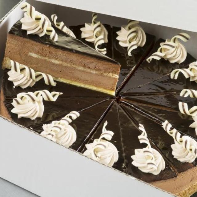 Taartpunten chocolade, een gebakken bodem van sloffendeeg, spijs en gele room