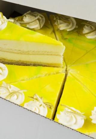 Taartpunten citroen lemon, een gebakken bodem van sloffendeeg, spijs en gele room