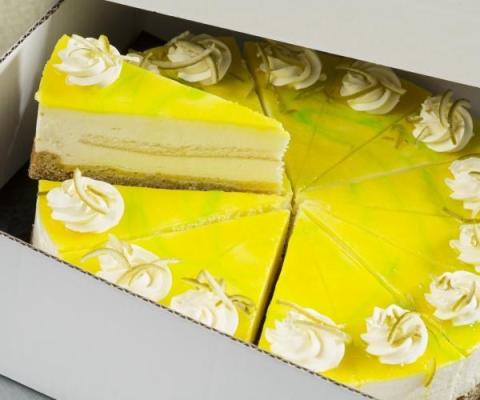 Taartpunten citroen lemon, een gebakken bodem van sloffendeeg, spijs en gele room