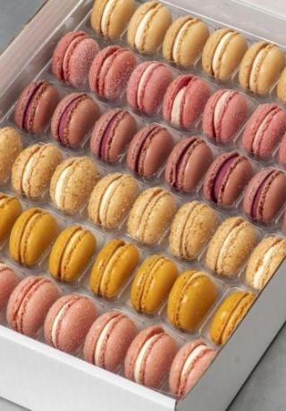 Gevulde macaron in diverse smaken : Sinaasapel, aardbei, zwarte bes, cocos, abrikoos, rose