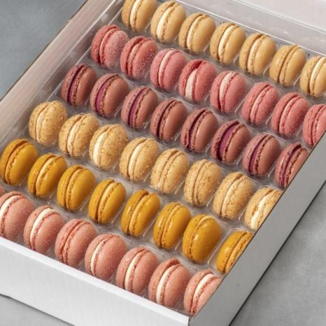 Gevulde macaron in diverse smaken : Sinaasapel, aardbei, zwarte bes, cocos, abrikoos, rose
